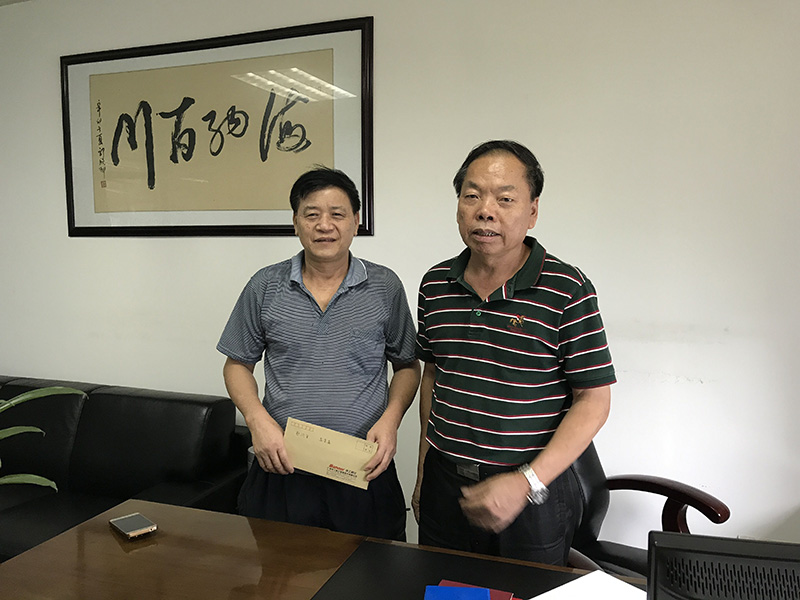 公司總經(jīng)理為我司員工退伍老兵贈送慰問金